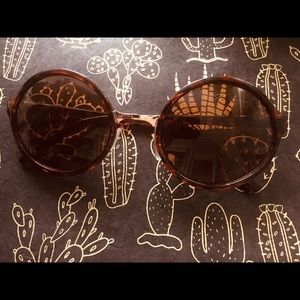 Round Lennon style  Sunglasses